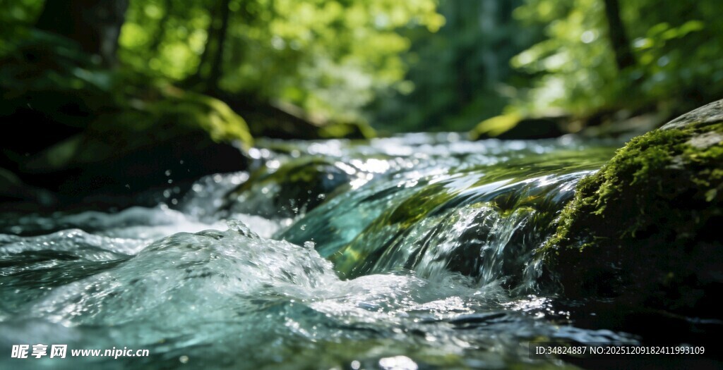 山间溪流潺潺绿意盎然