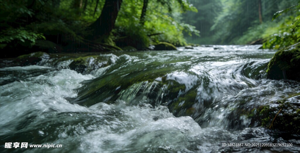 山间溪流绿意盎然的景致