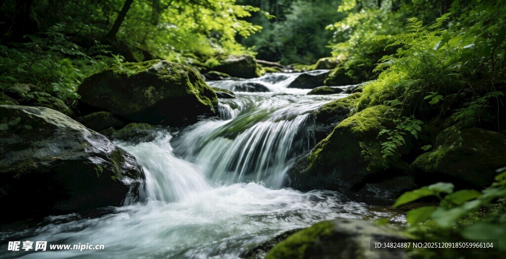 山间溪流潺潺绿意盎然