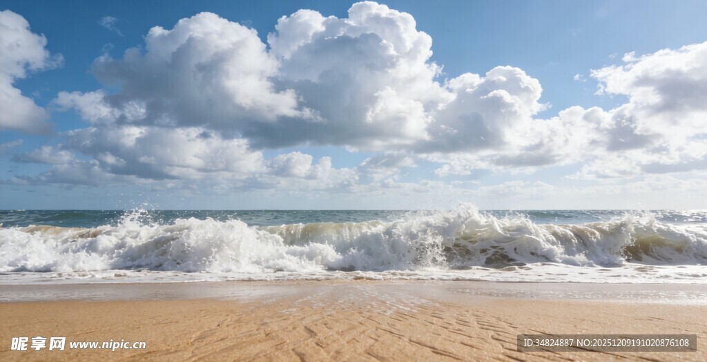 海浪拍打沙滩的美丽景致