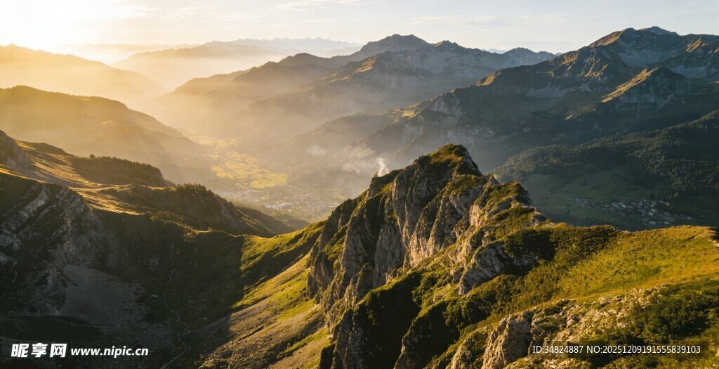 日出下的壮丽山峦景色