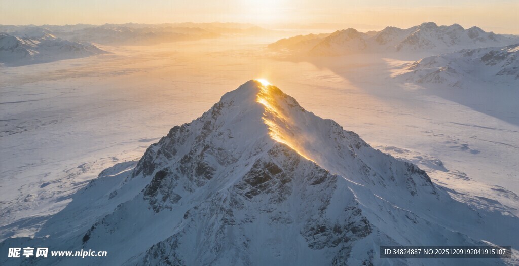雪山日出壮丽美景