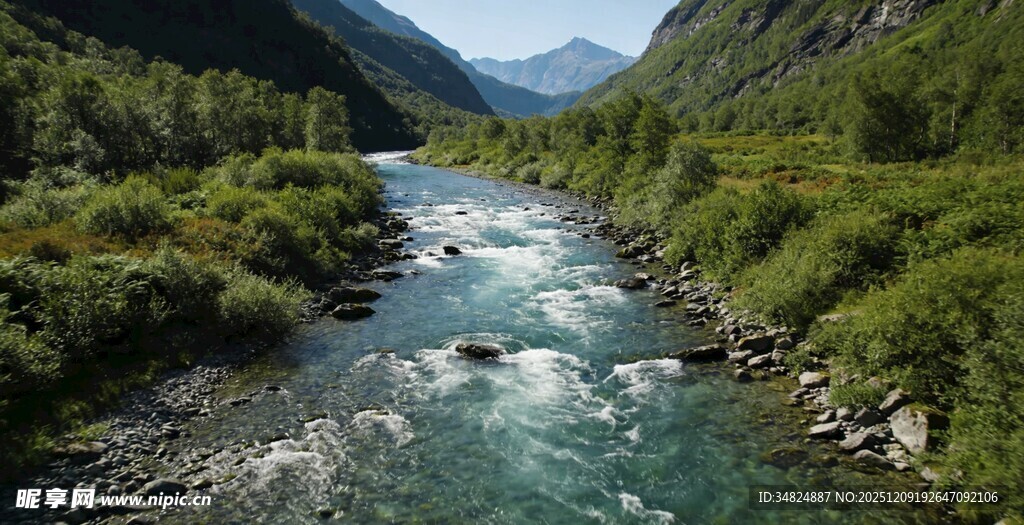 山间湍急溪流与葱郁植被