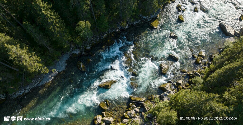 山间湍急溪流绿意环绕