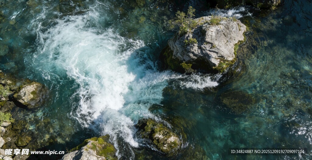 清澈溪流中的嶙峋怪石