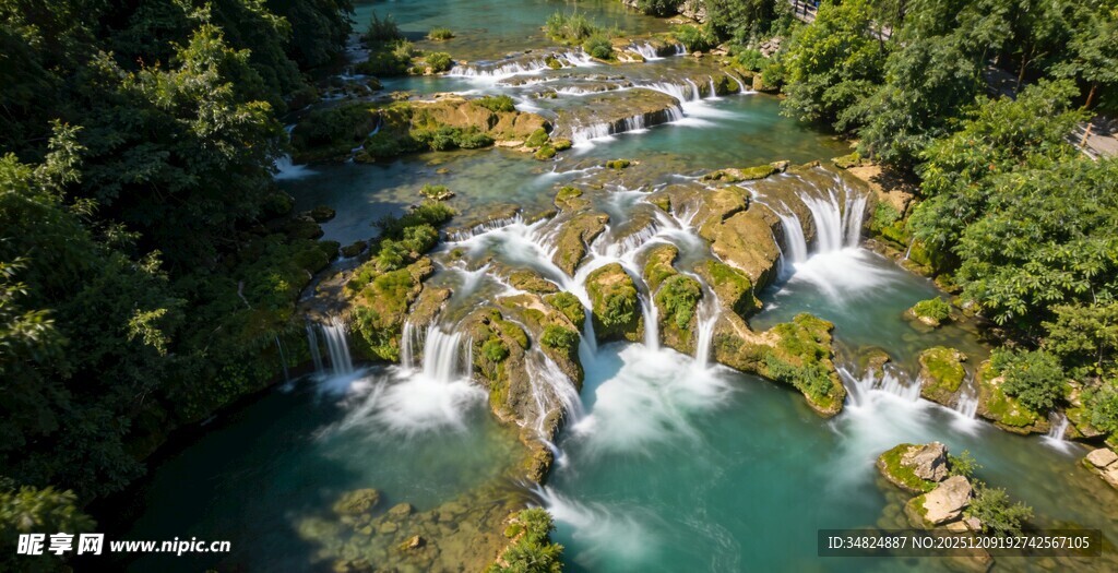 秀丽山水间的灵动瀑布