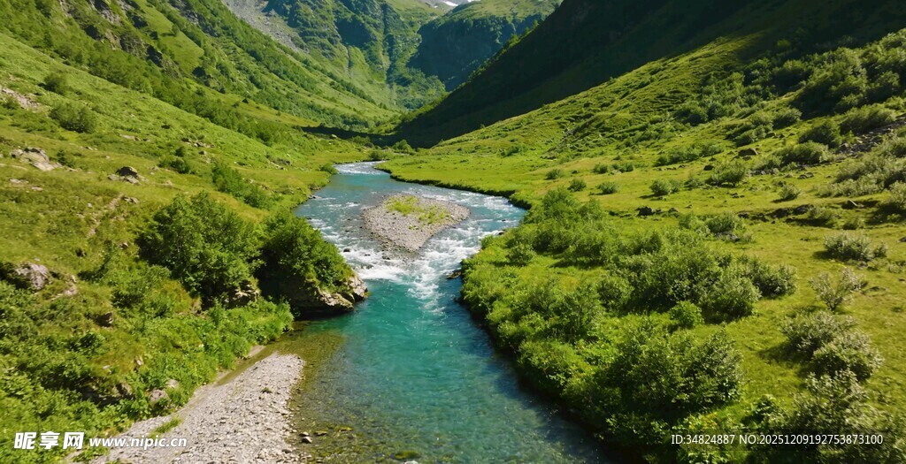 山间碧溪穿翠谷