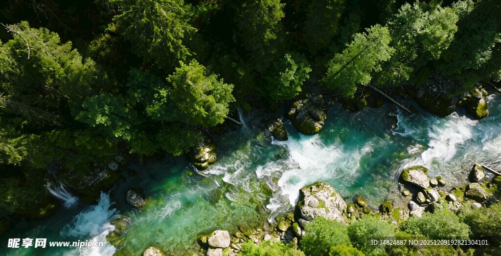 航拍山间清澈溪流美景