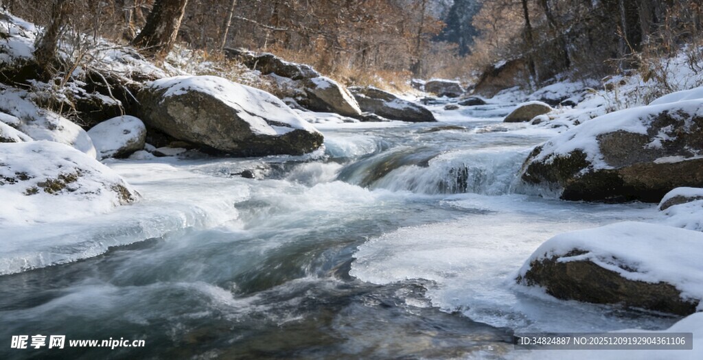 冬日溪流覆雪岩石景观