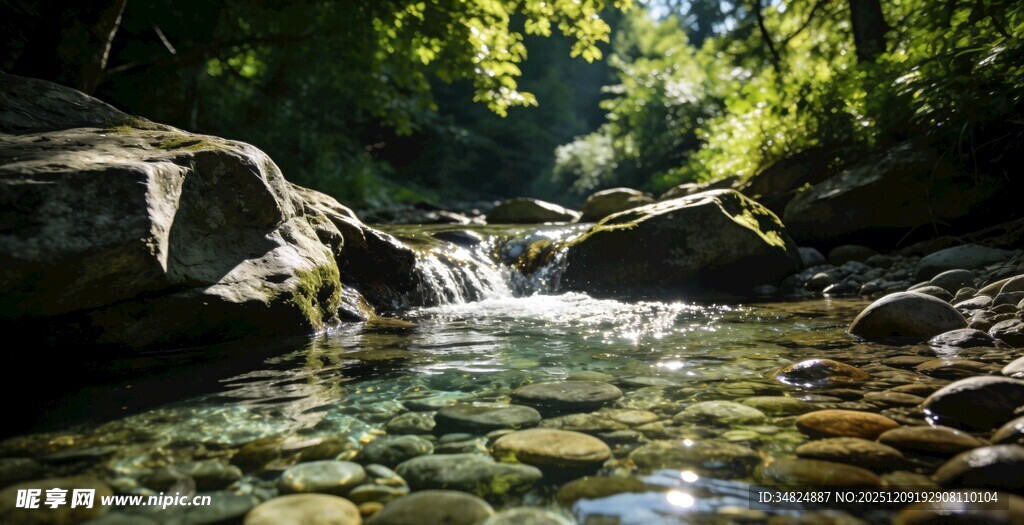 山间溪流潺潺
