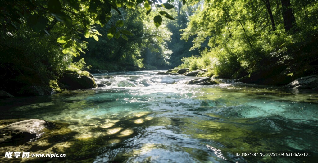 山间清澈溪流绿意盎然