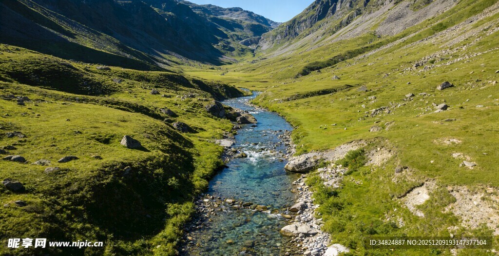山间溪流穿翠谷
