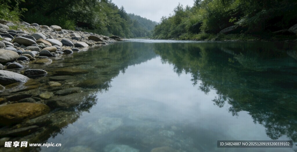 宁静清澈的山间河流