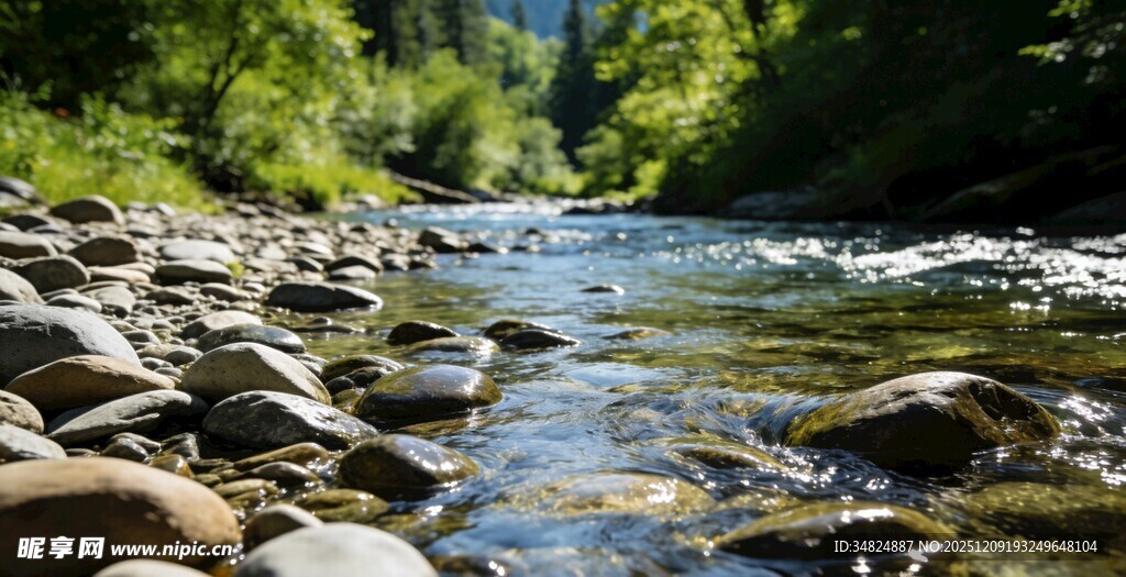 山间清澈溪流与嶙峋石景
