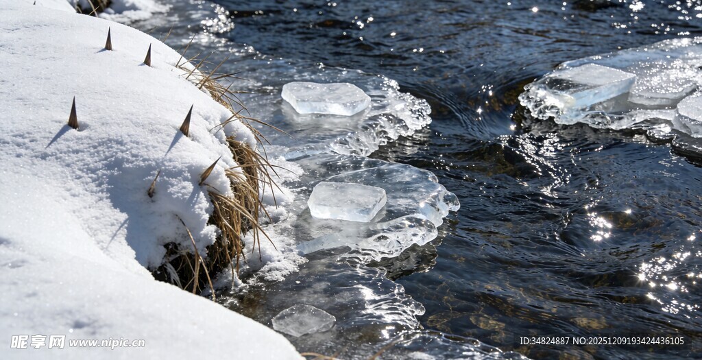 冬日溪流边的冰雪景象