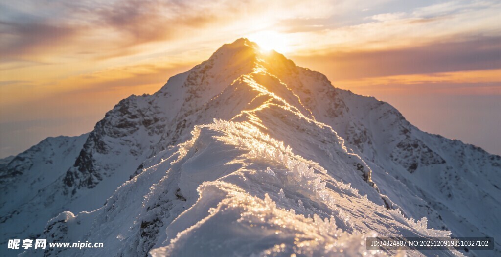 雪山之巅的壮丽日出