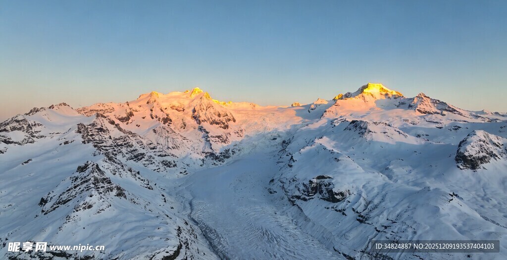 雪山日出壮丽美景