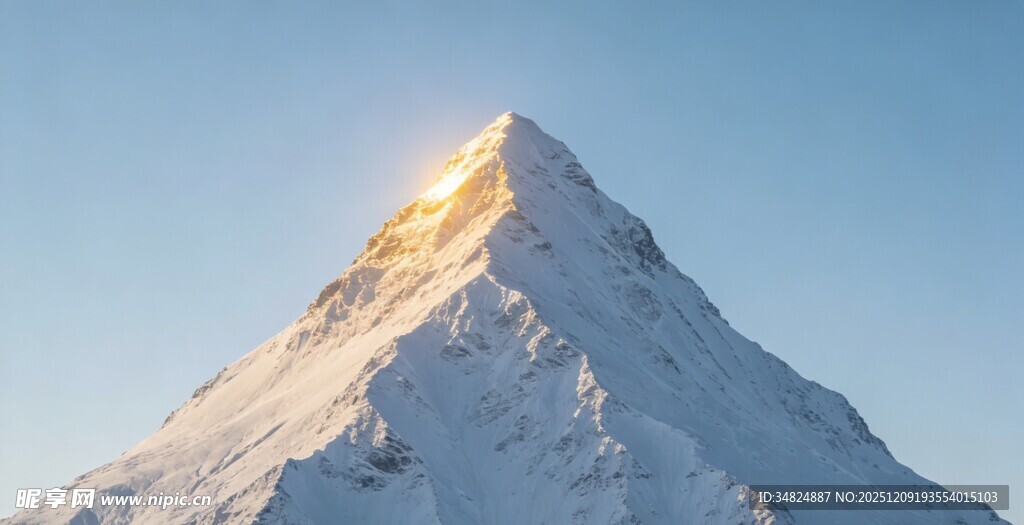 雪山之巅闪耀金色光芒