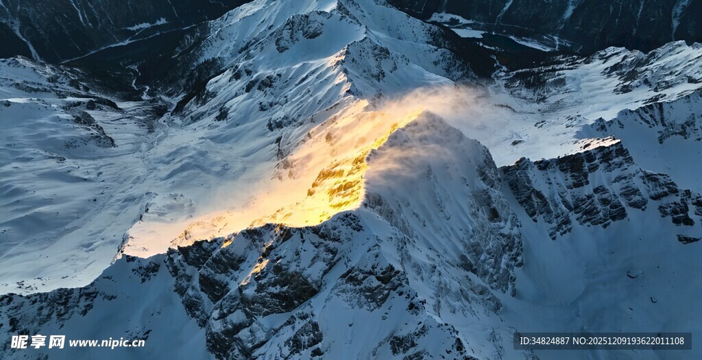 雪山日出壮丽美景