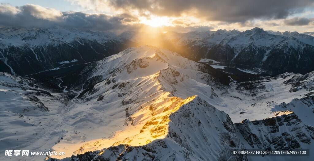 雪山日出壮丽美景