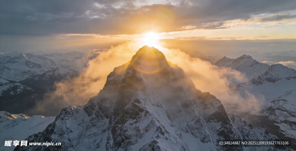 雪山日出壮丽美景