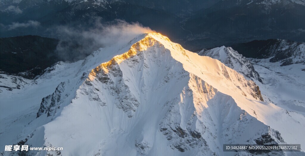 雪山之巅的金色光辉