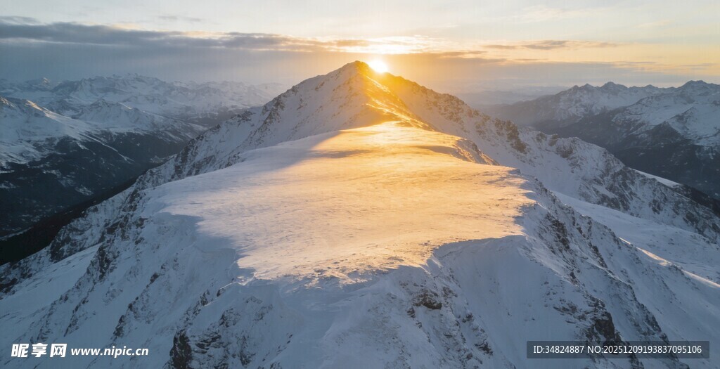 雪山日出壮丽美景