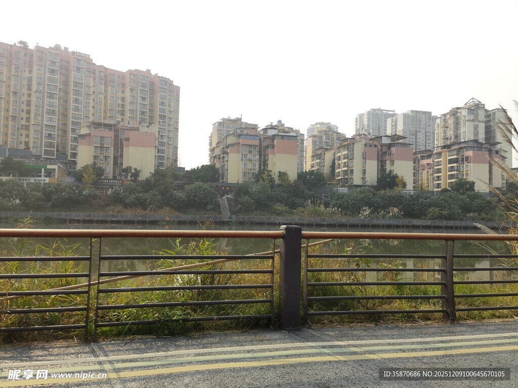 城市河畔旁的住宅楼景观