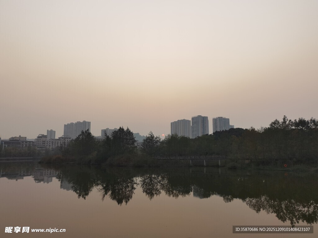 湖畔城市黄昏倒影美景