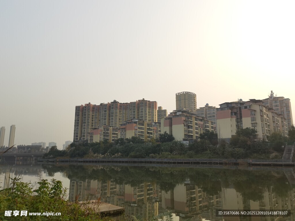 河畔城市建筑群景观