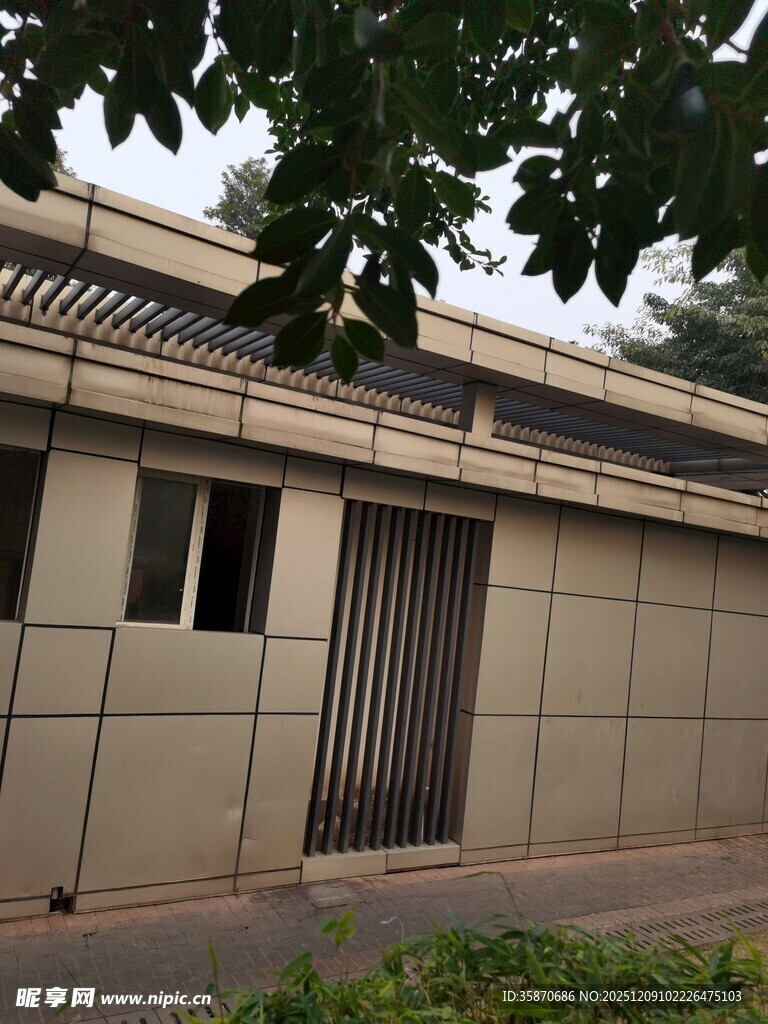 现代风格建筑外观一角