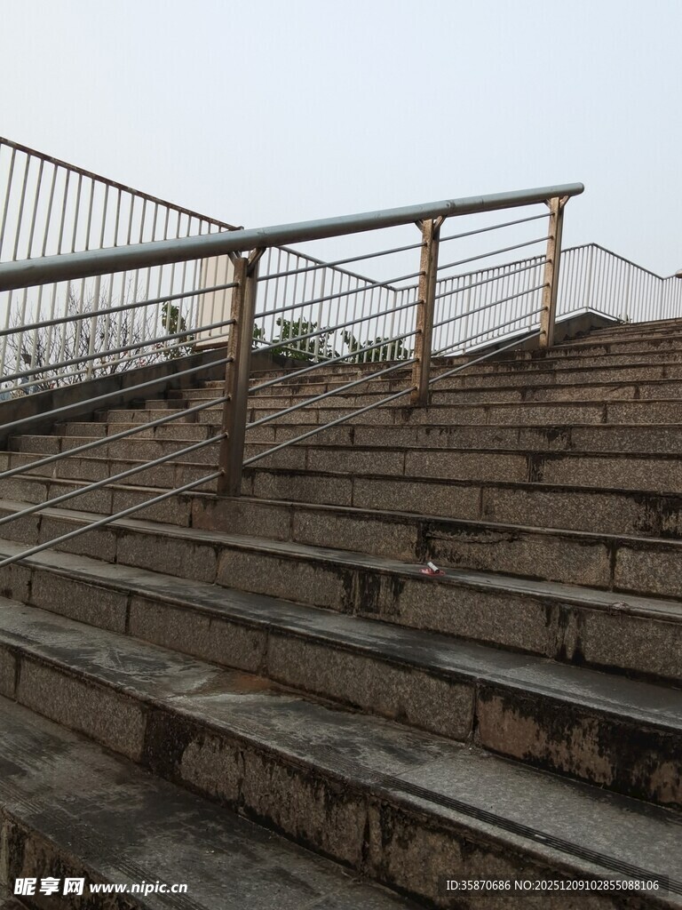 户外阶梯与金属护栏景观