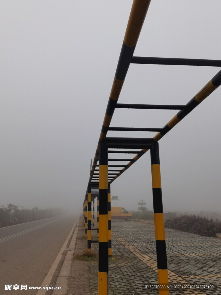 公路旁警示防护架