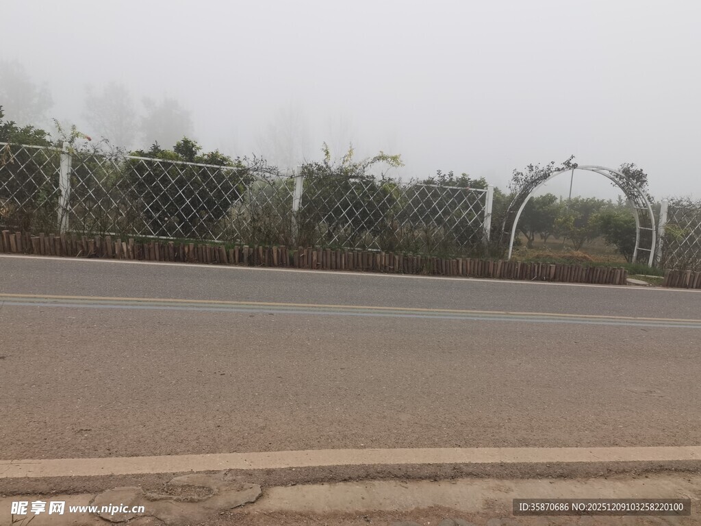 道路旁的围栏景观