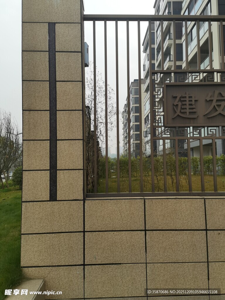小区金属围栏与绿植景观