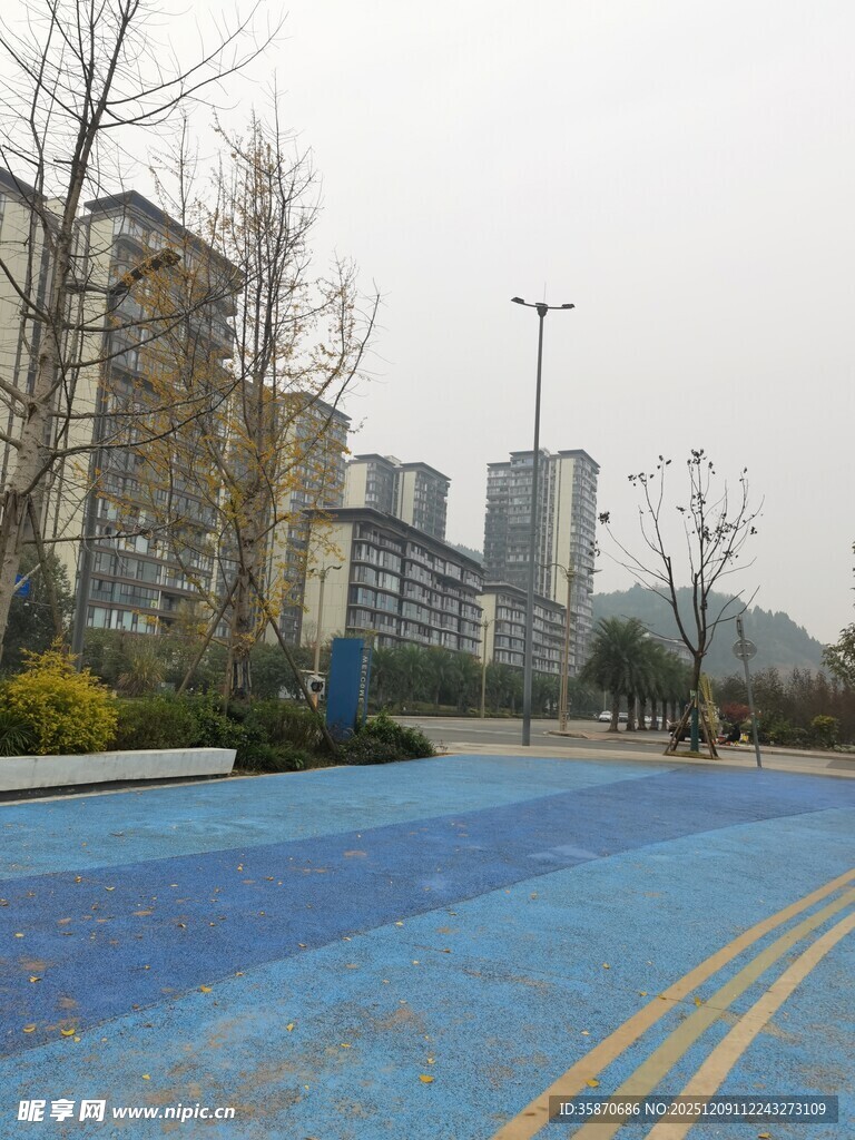 城市中蓝色的户外休闲场地