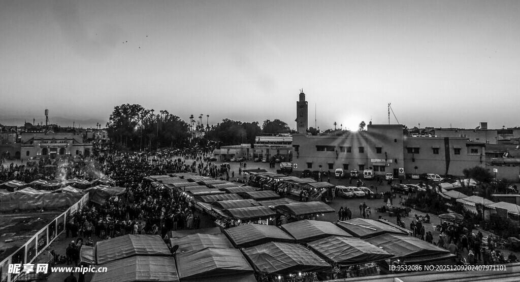 城市屋顶景观黑白照