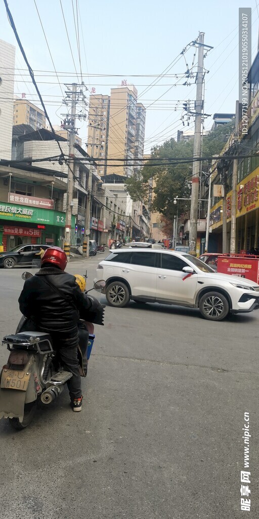 城市街道上的摩托车与汽车