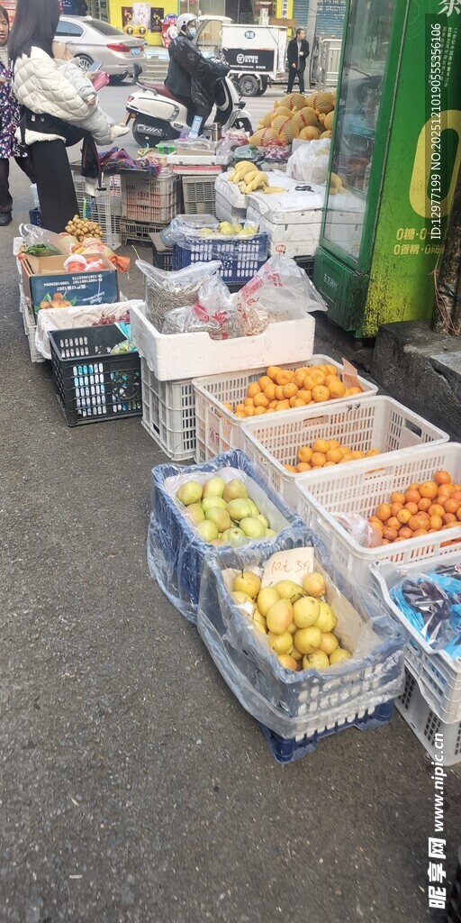 露天水果摊的多彩鲜果