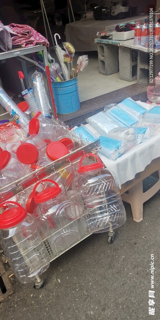 户外售卖的多样塑料用品