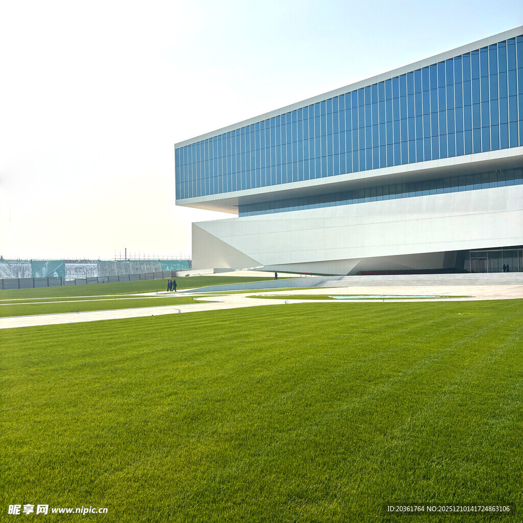 现代建筑旁的翠绿草坪