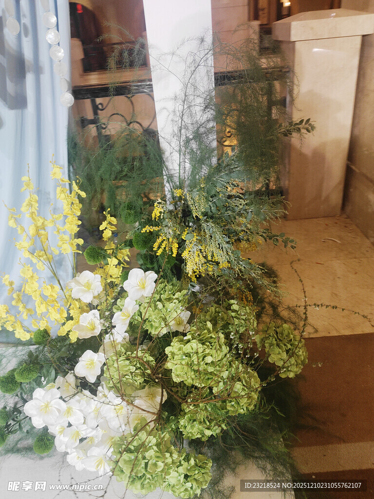 精致花卉组合装饰摆件