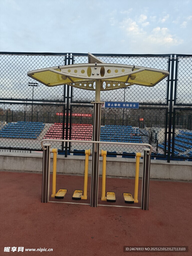 户外健身器材置于开阔场地