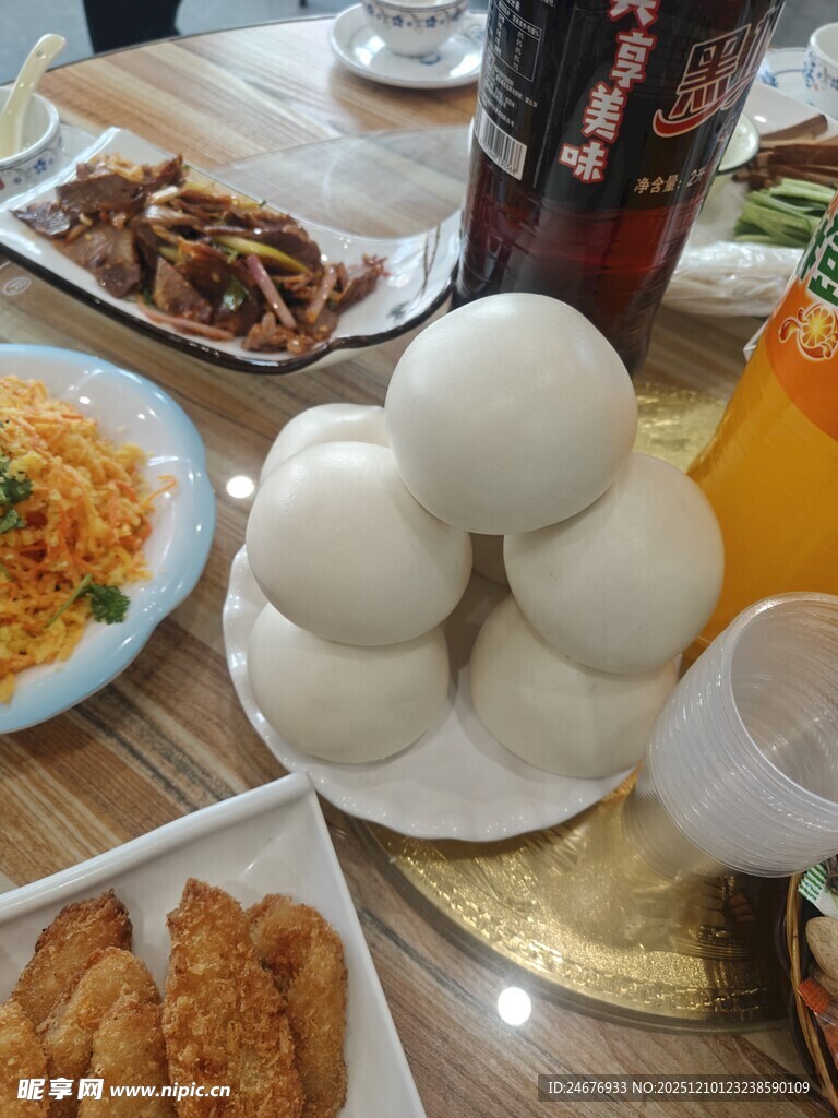 丰盛美食齐聚一桌