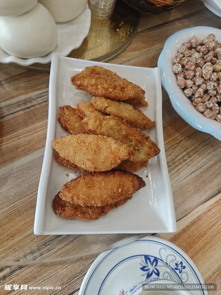 香酥炸物摆于木桌美食图