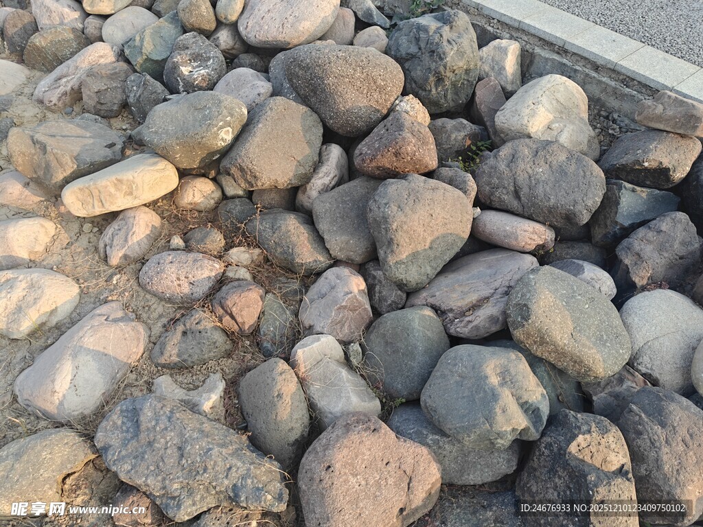 一堆形态各异的灰色石头