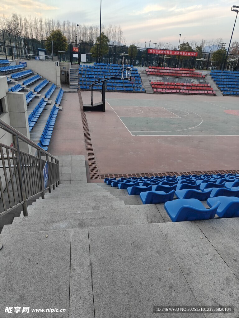 空旷体育场看台与比赛场地
