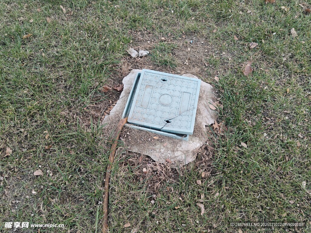 草地上的方形金属物件