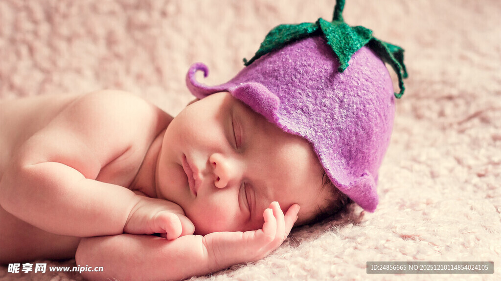 戴草莓帽熟睡的可爱宝宝