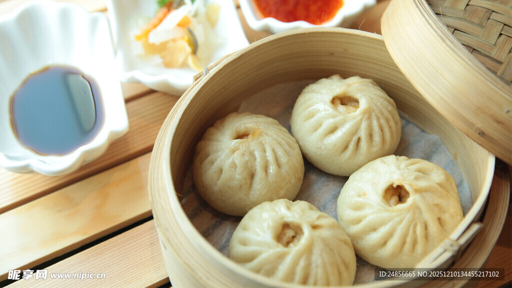 美味小笼包置于竹制蒸笼中